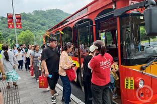 阿贾克斯赴客场踢6分钟补赛，为250名随队球迷报销旅费并赠送围巾